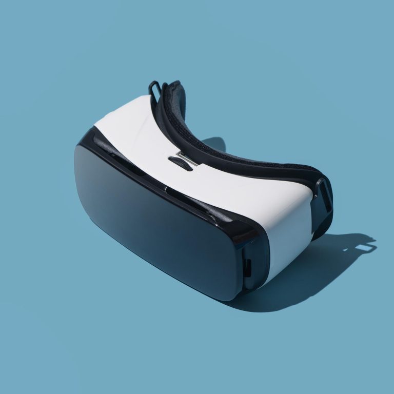 virtual-reality-headset-WGFRAKB-compressed-768x768